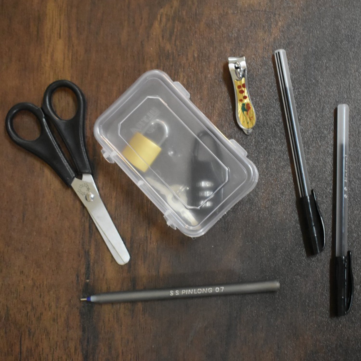3752 Tim Tom Container used for storing things and stuffs and can also be used in any kind of places. DeoDap